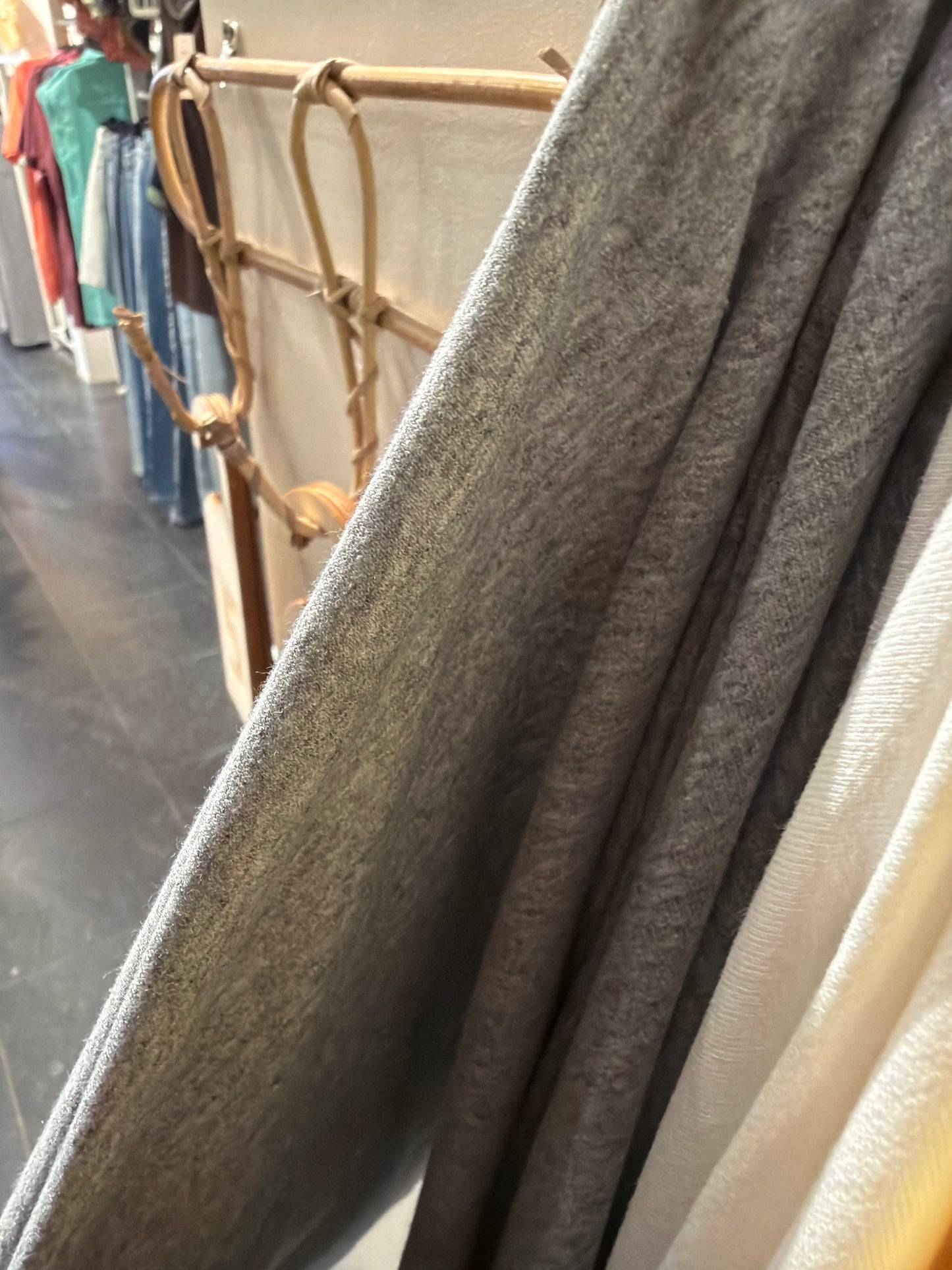 ONE SHOULDER TOP GRIJS