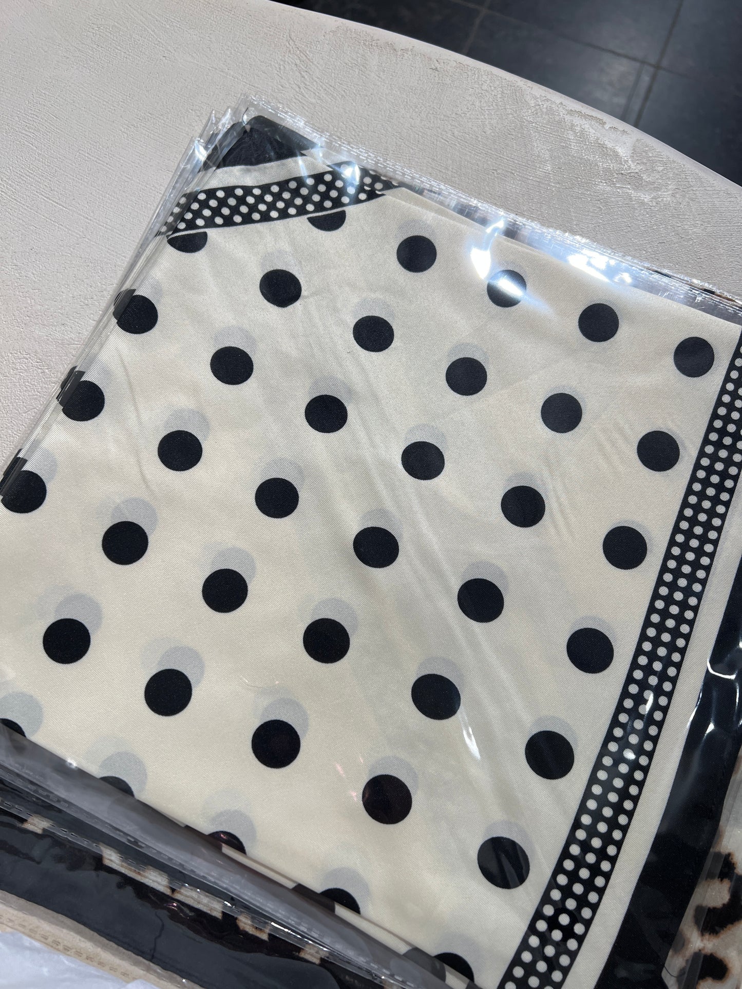 SATIN SJAAL POLKADOTS