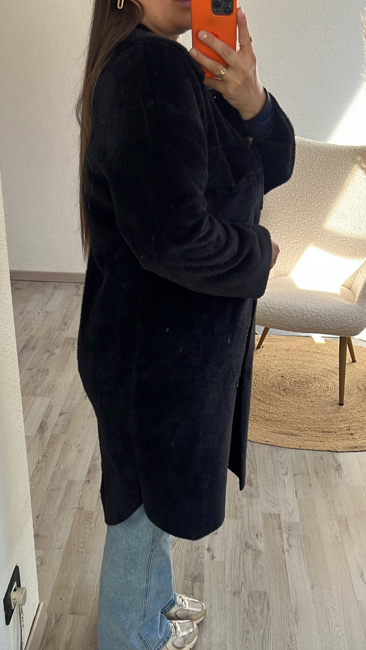 Zwarte fluffy manteljas