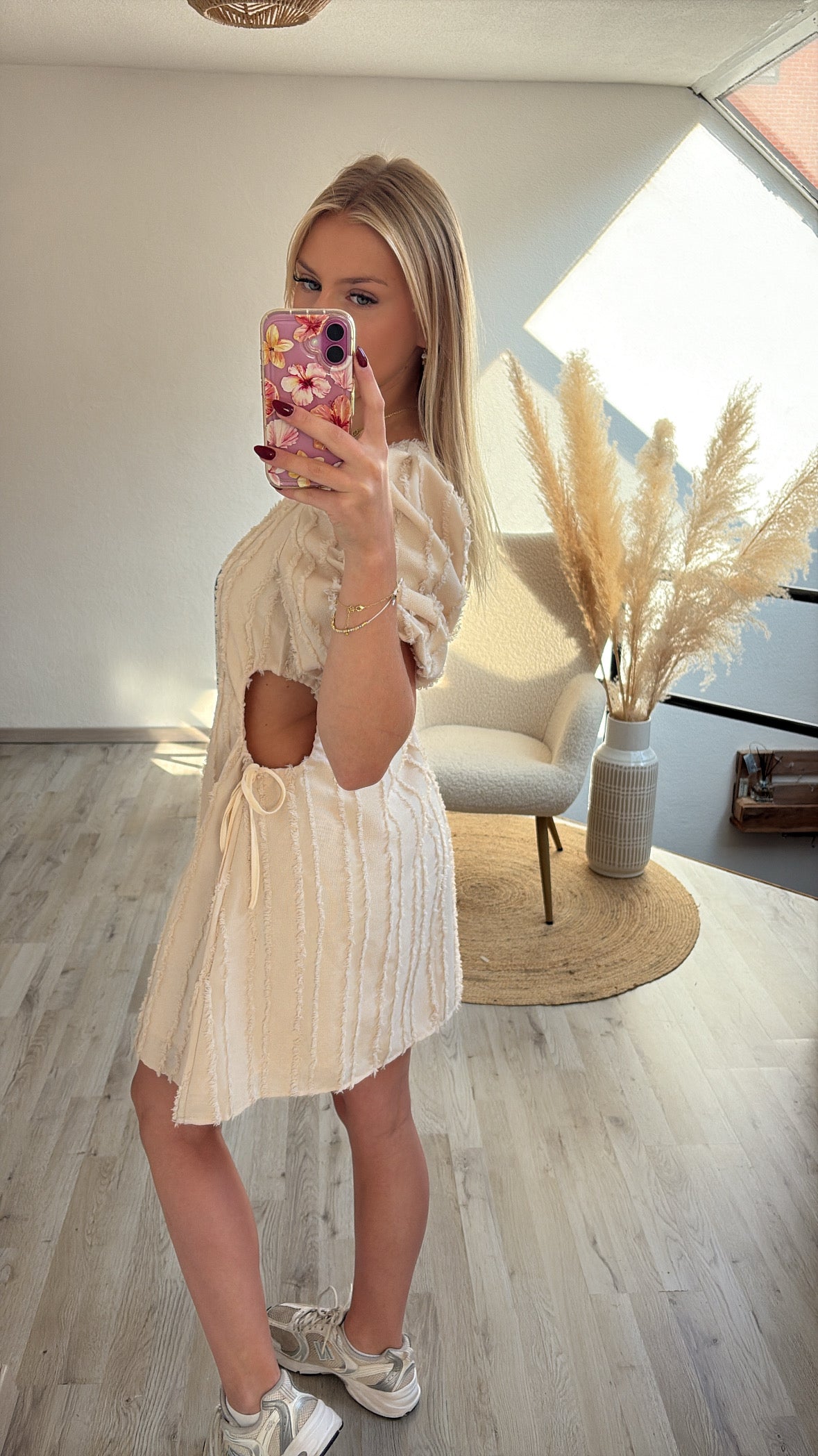Beige jurk cut outs