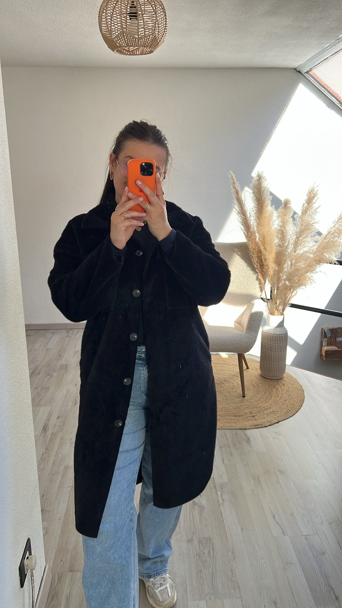 Zwarte fluffy manteljas
