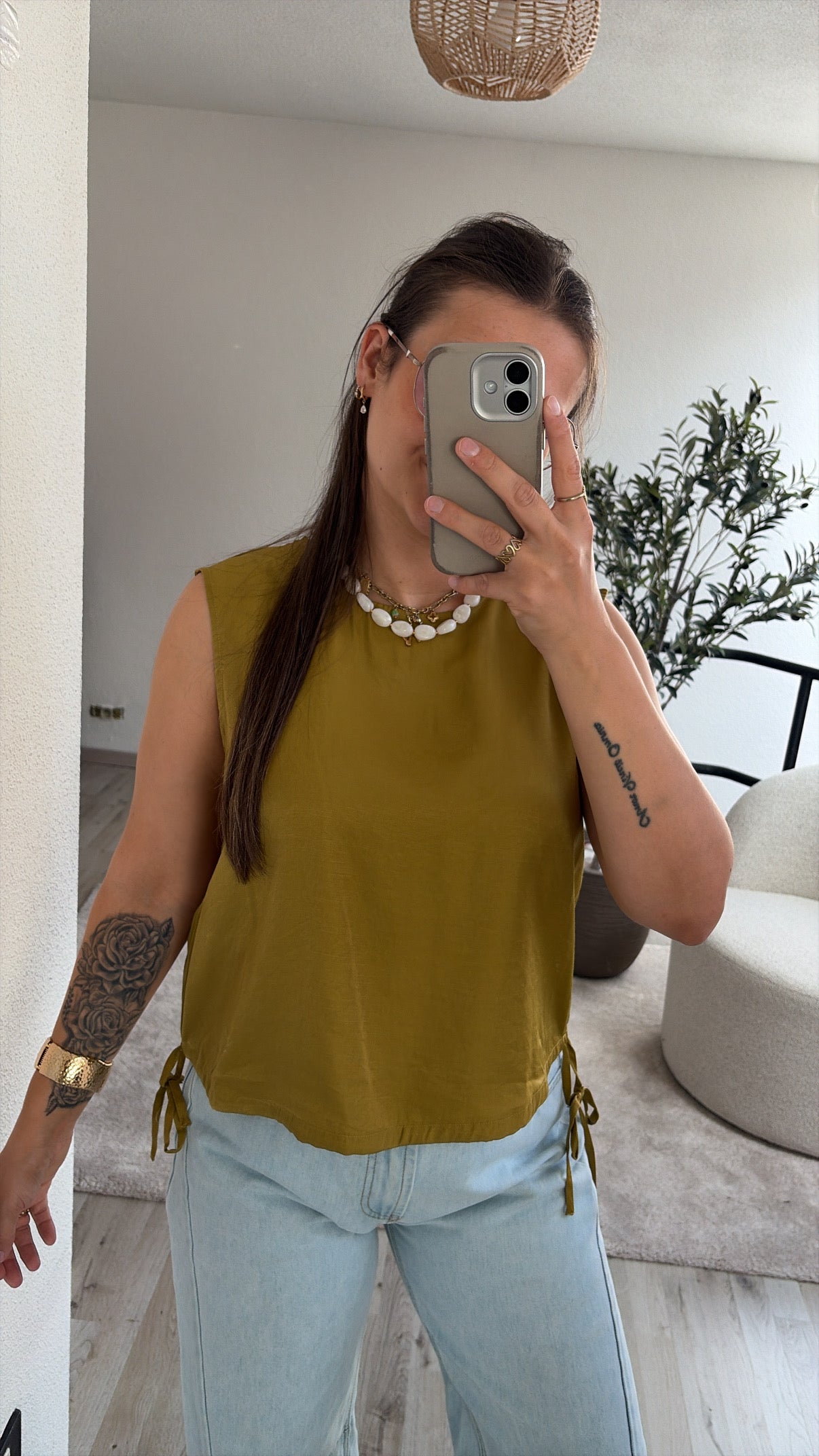 OLIJFGROENE TOP SATIJN