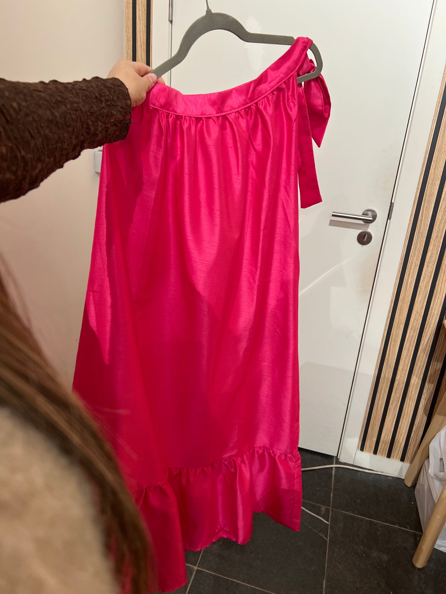 ONE SHOULDER JURK FUCHSIA
