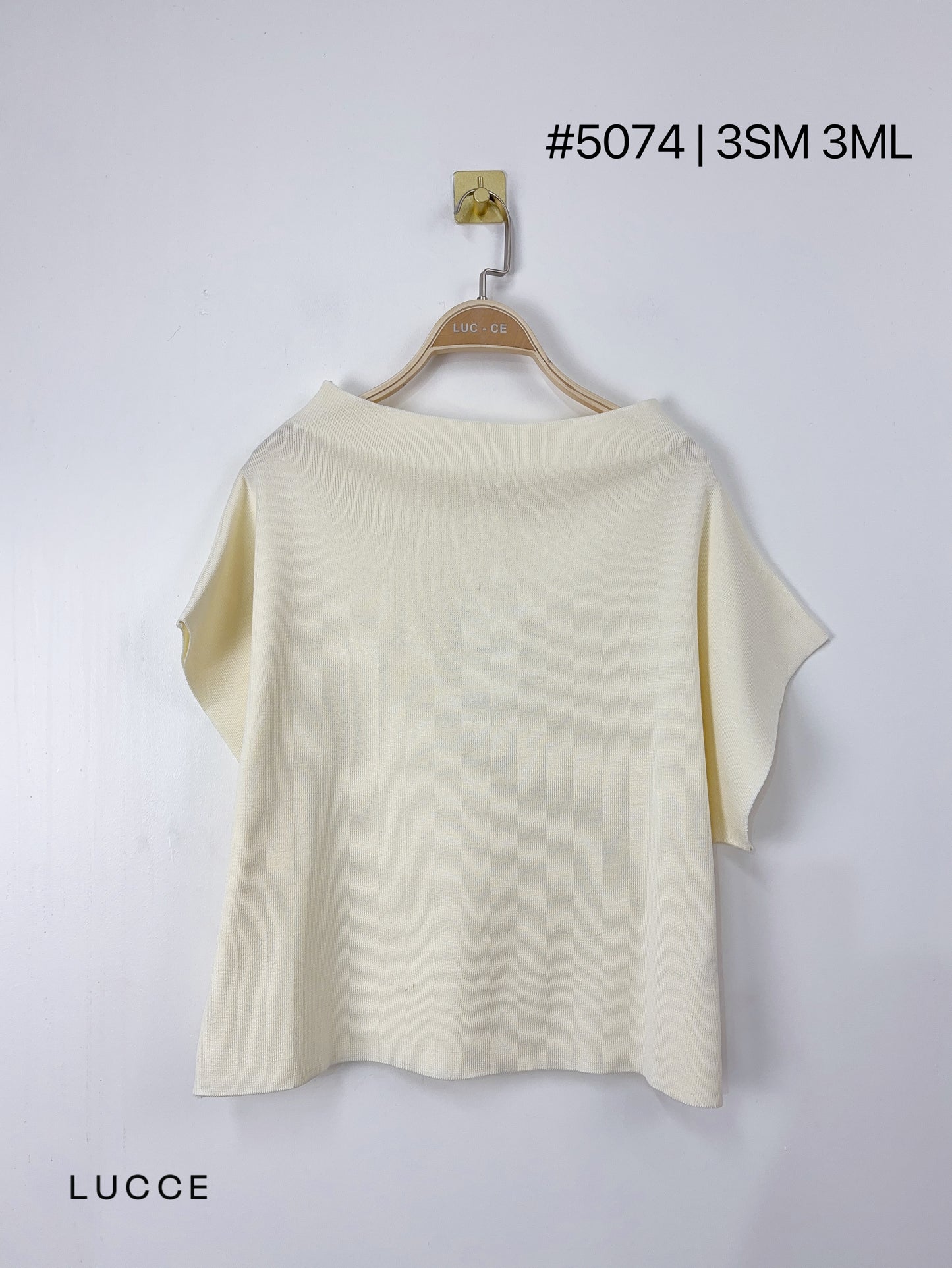 WITTE KNIT TOP