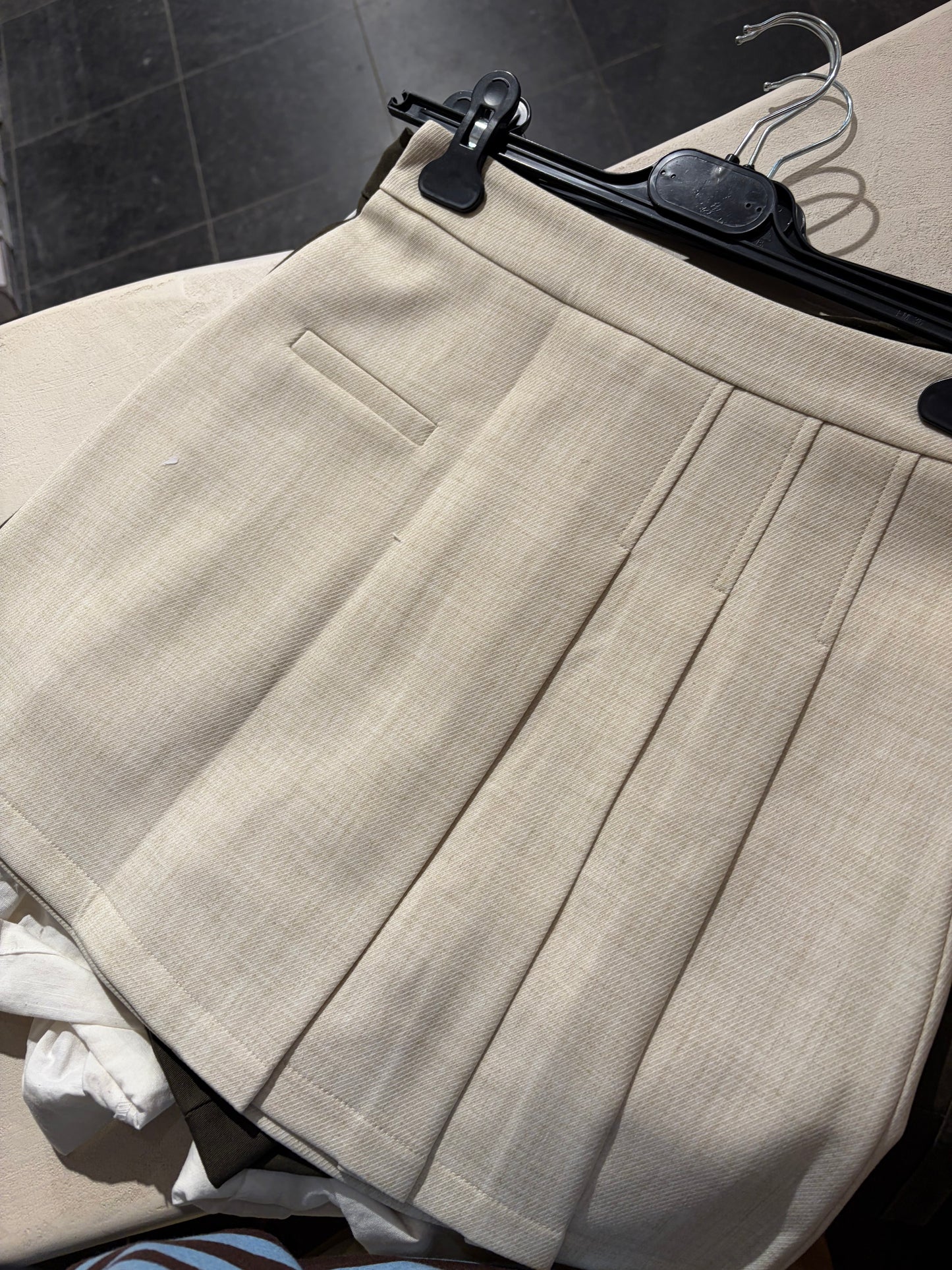 BEIGE ROKJE