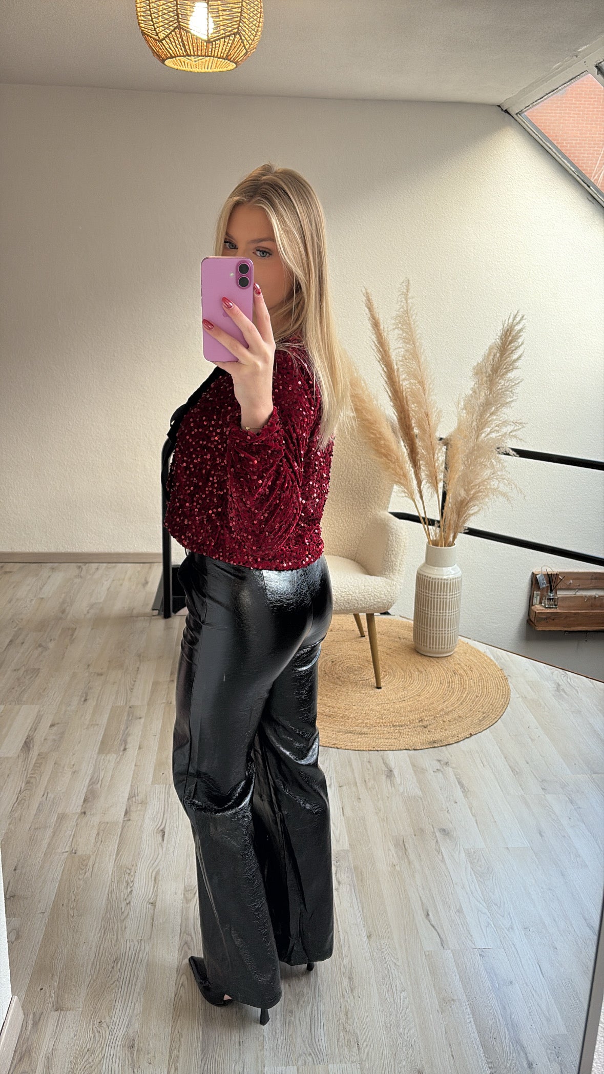 Burgundy blouse strikjes