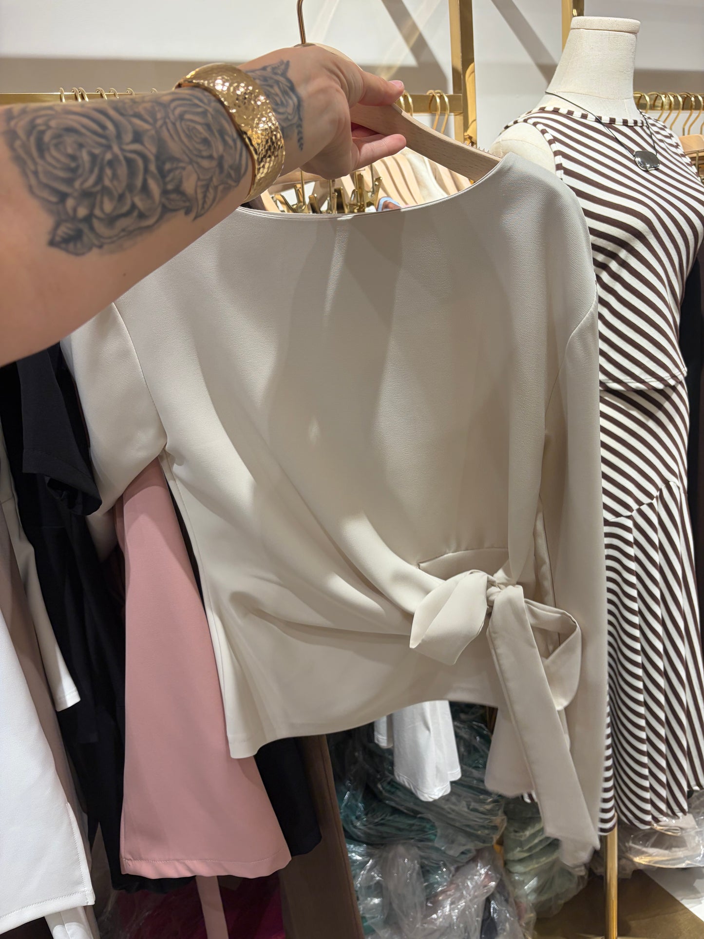 BEIGE TOP STRIK