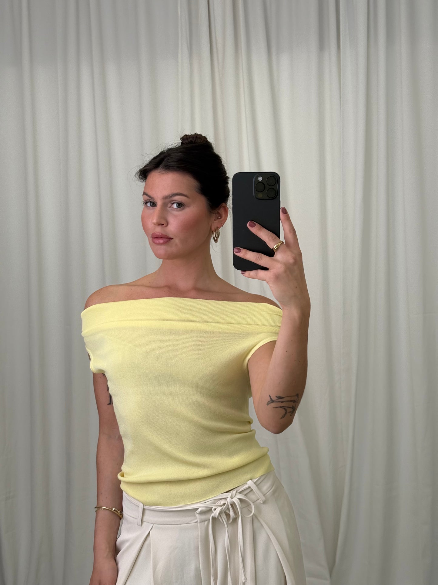 ONE SHOULDER TOP GEEL