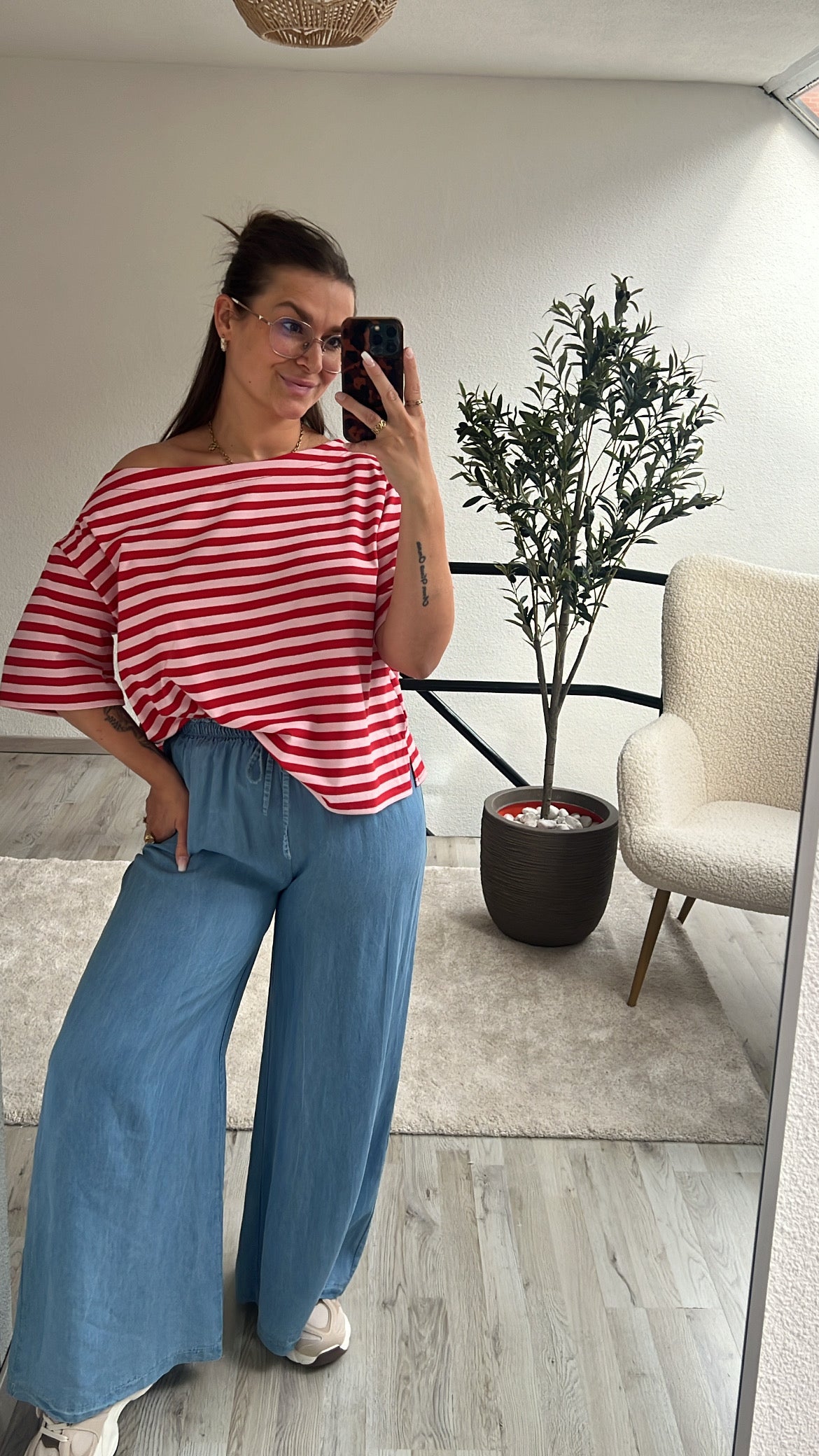 STRIPED OFF SHOULDER TEE