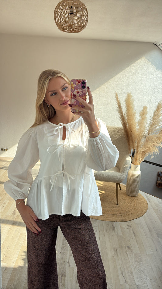 Witte blouse strikjes