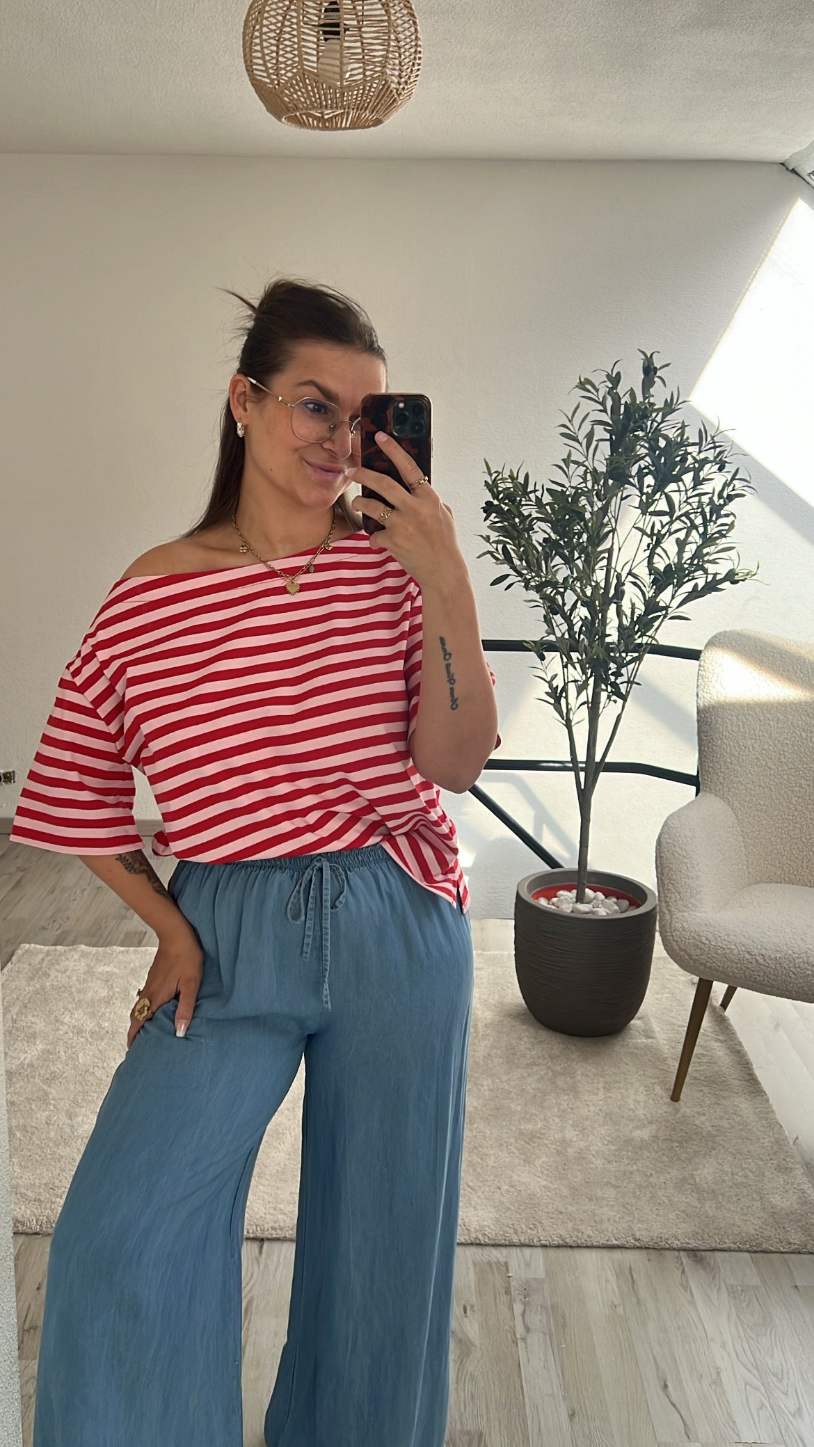 STRIPED OFF SHOULDER TEE