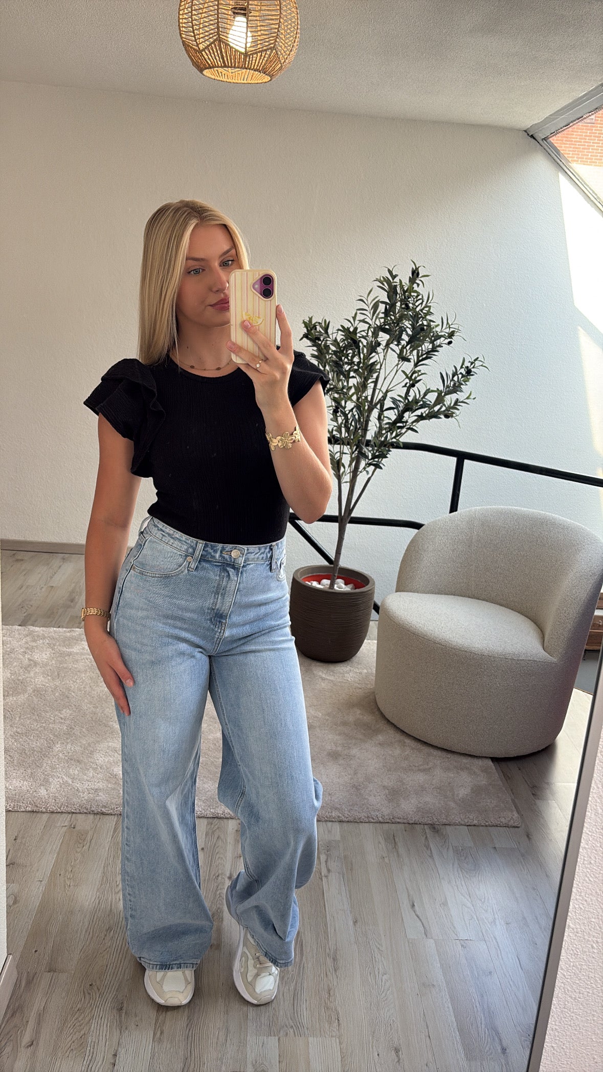 ZWARTE TOP RUFFLE