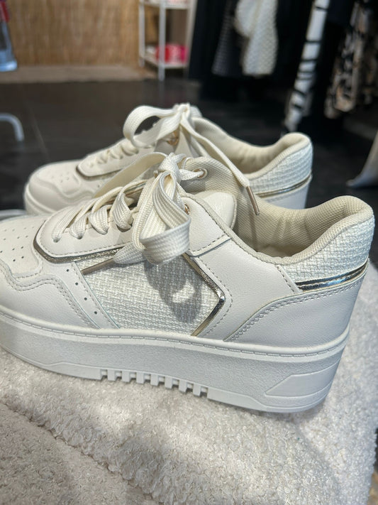 Witte sneakers