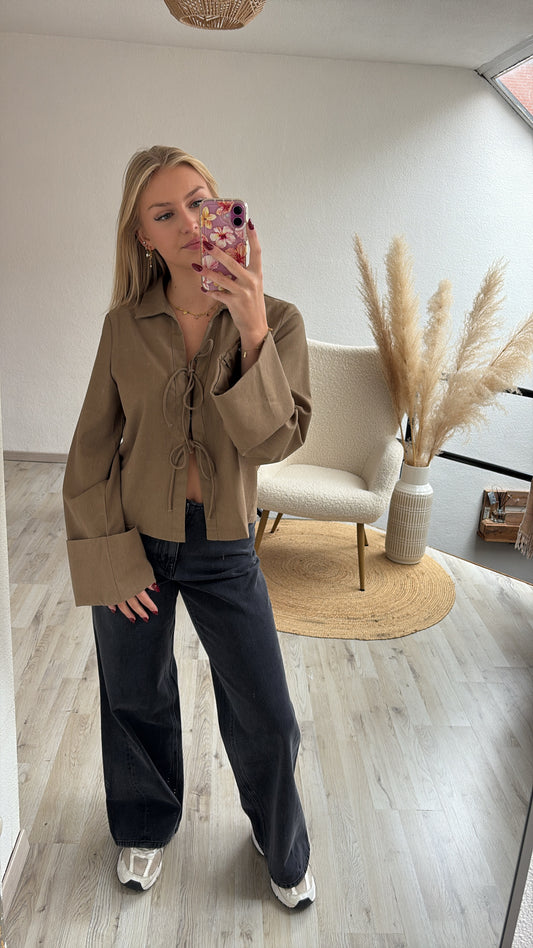 Blouse taupe strikjes