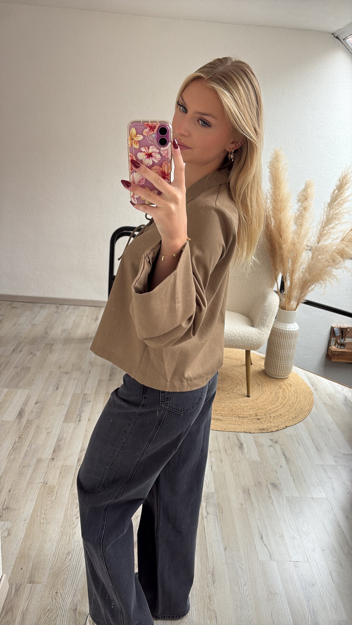 Blouse taupe strikjes