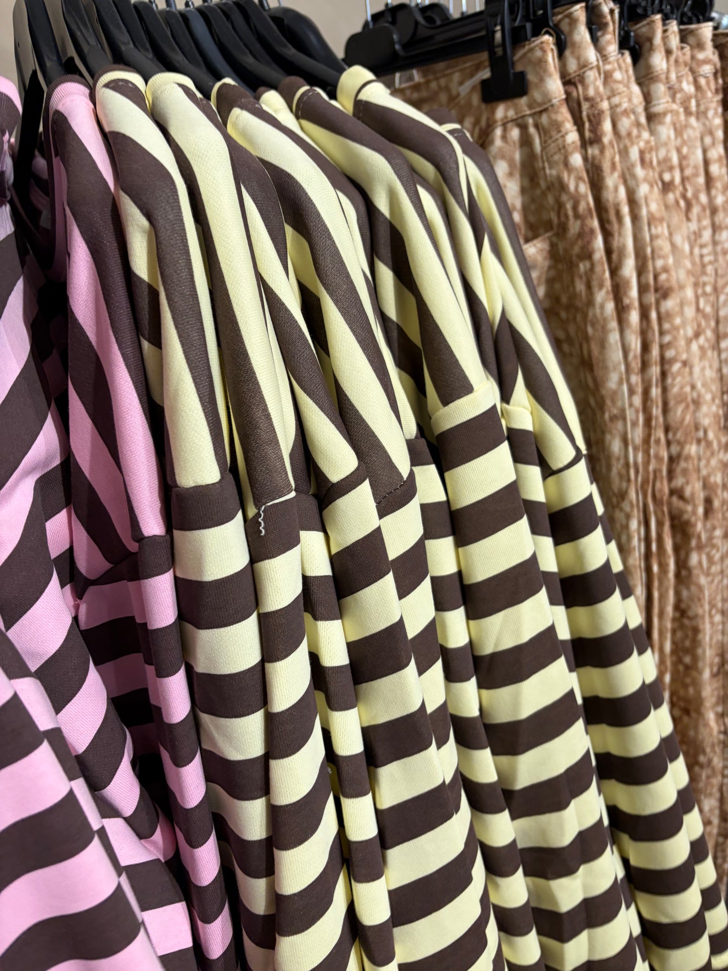 STRIPED SWEATER GEEL-BRUIN