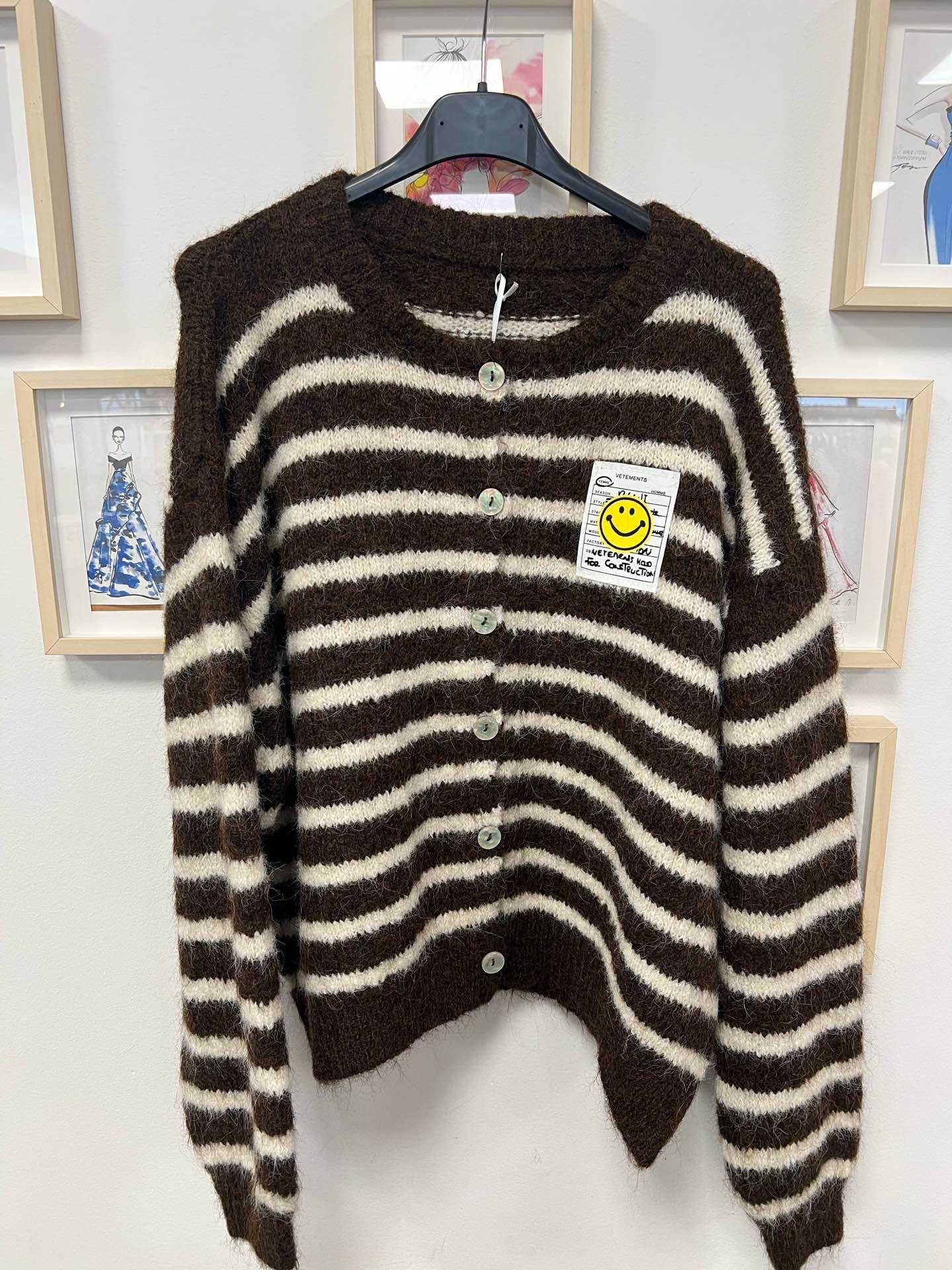 Knitted cardigan smiley