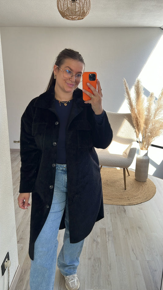 Zwarte fluffy manteljas