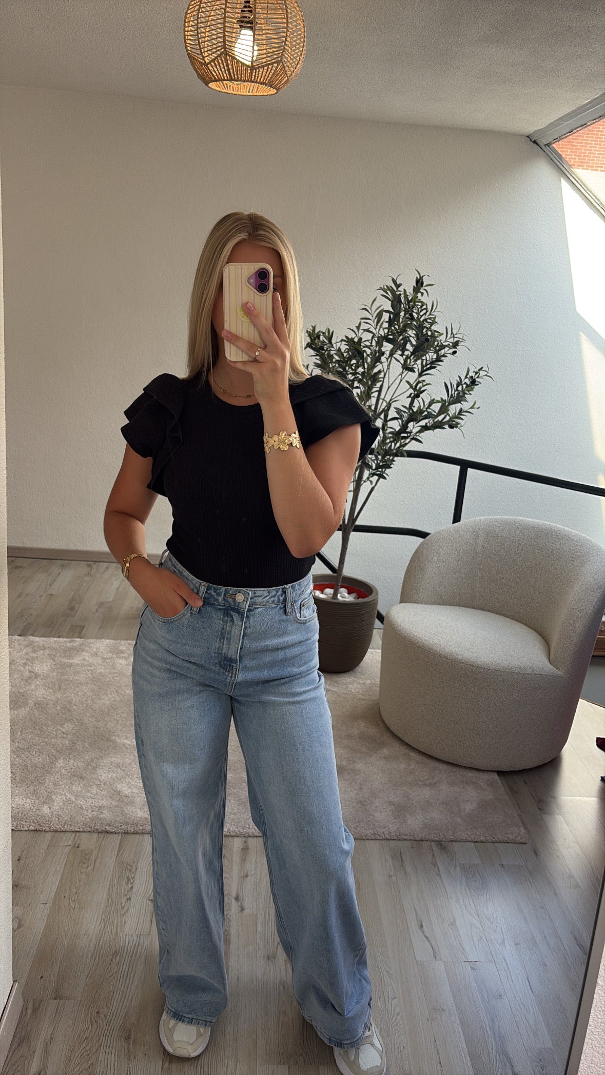 ZWARTE TOP RUFFLE
