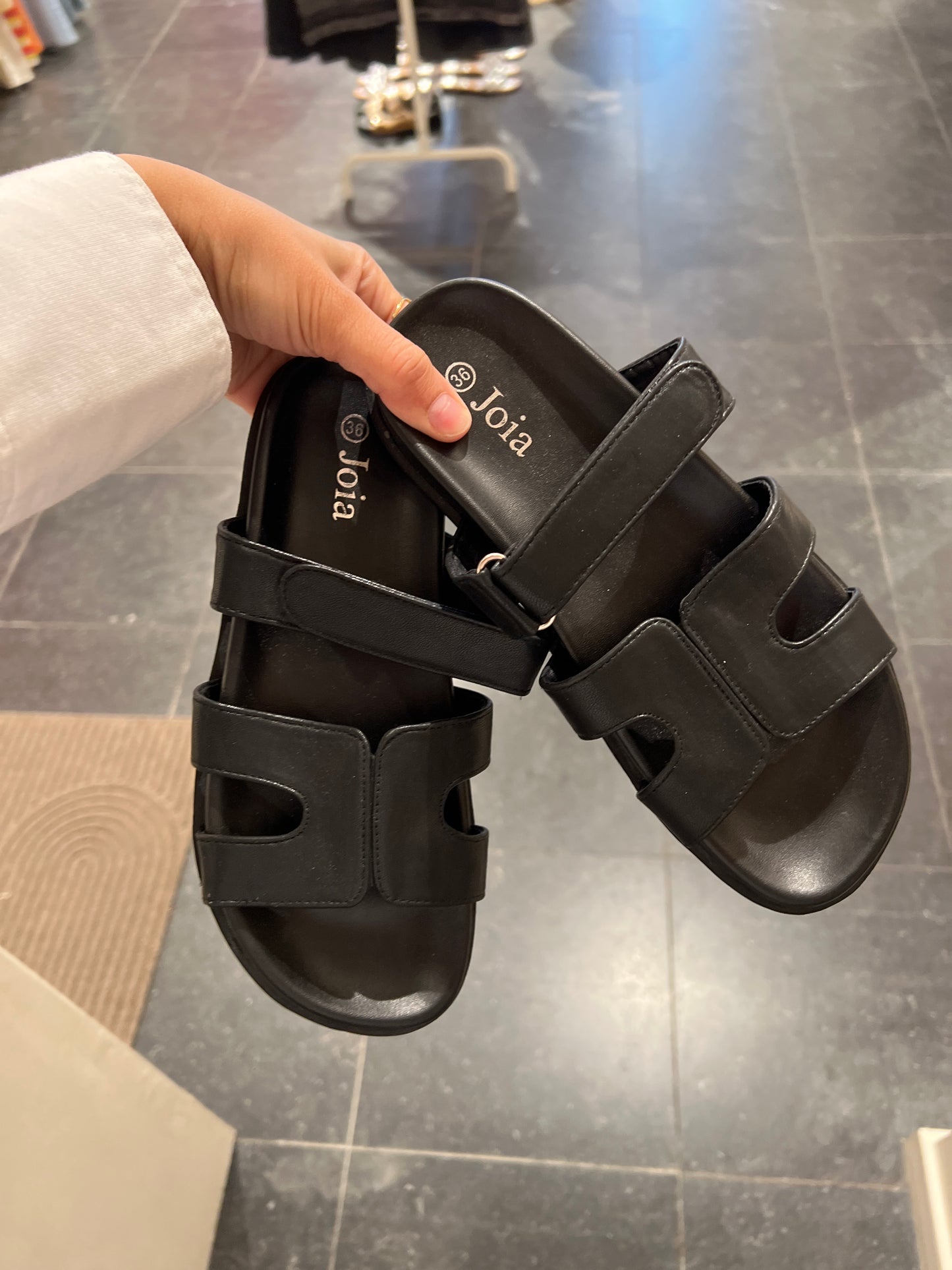 SLIPPERS ZWART