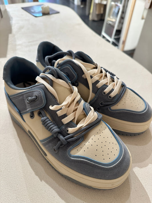 BLAUWE SNEAKERS