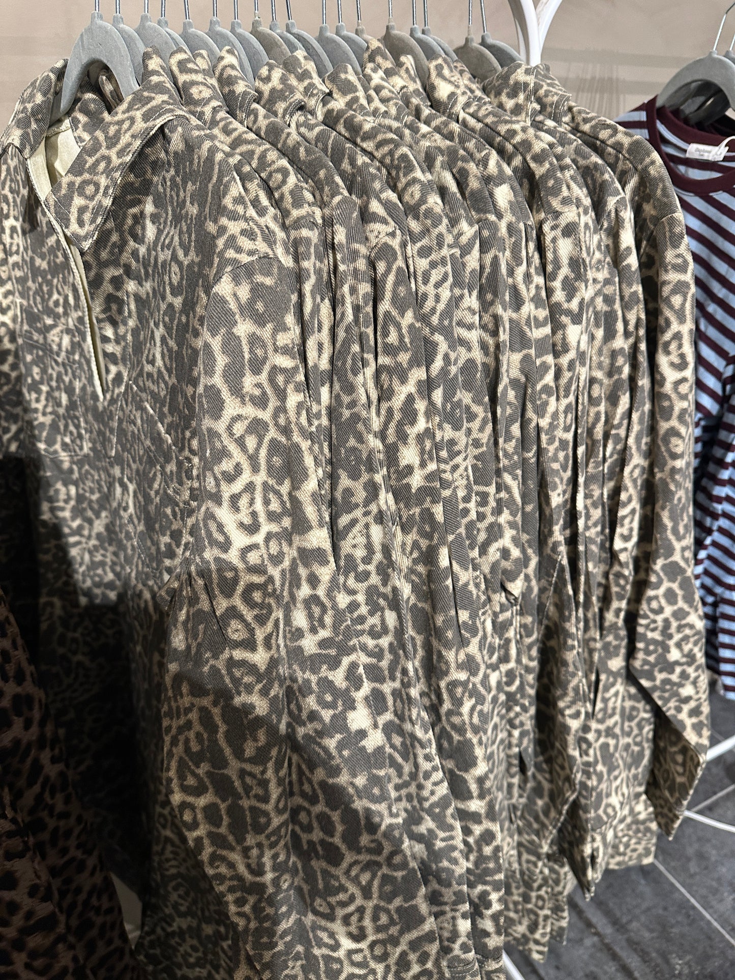 LEOPARD KLEED LANGE MOUWEN
